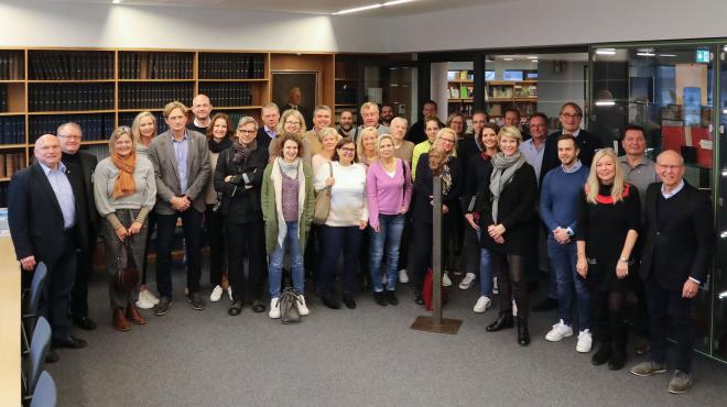    Die Besuchergruppe aus Bitburg versammelte sich in der Axel-Simon-Bibliothek.